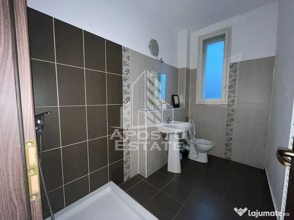 Casa individuala, cu 3 camere, 2 fronturi, teren 652, zon...