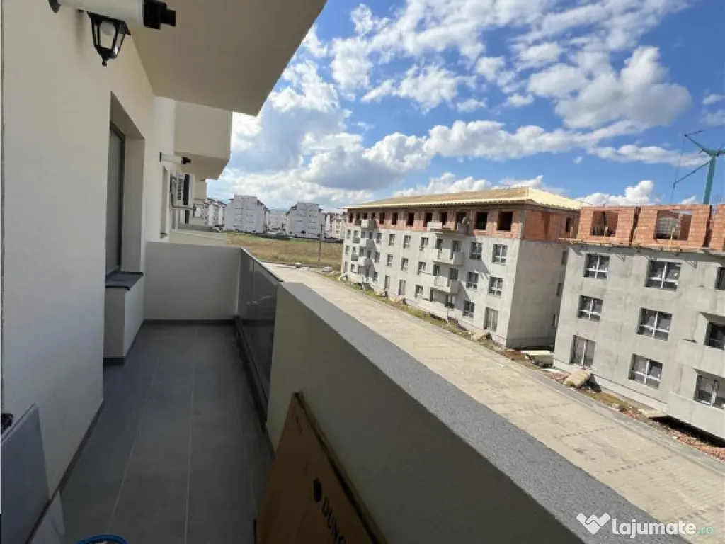 Apartament cu 2 camere decomandate si balcon zona Doamna Sta