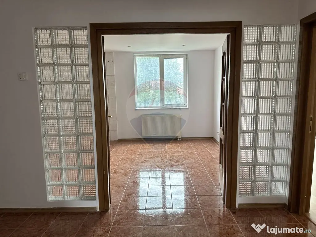 Apartament cu 4 camere de vânzare în zona Calea Romanului 