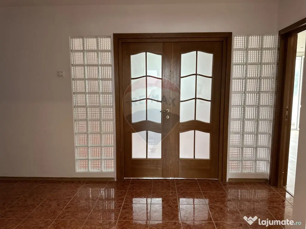 Apartament cu 4 camere de vânzare în zona Calea Romanului 