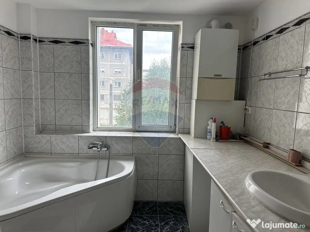 Apartament cu 4 camere de vânzare în zona Calea Romanului 
