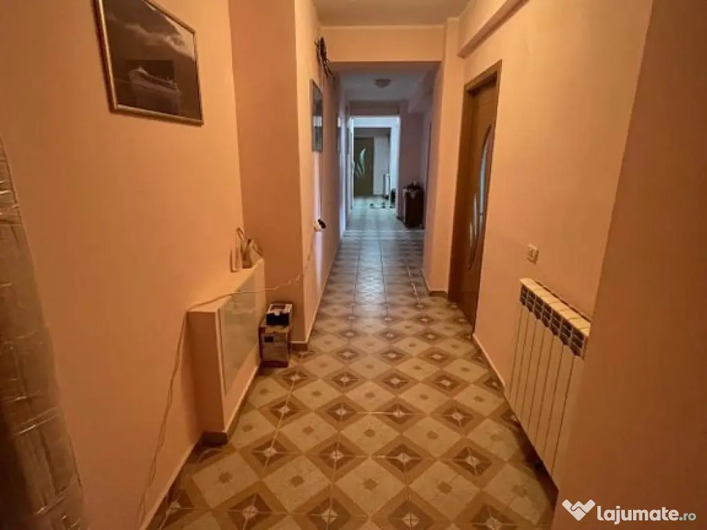 Apartament cu 4 camere FOARTE MARE inel 1