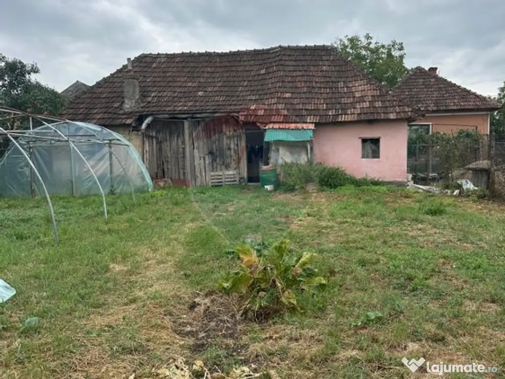 30 arii TEREN INTRAVILAN cu o GOSPODARIE veche 