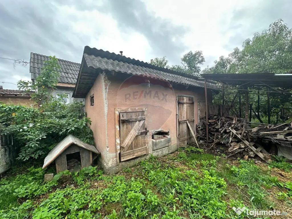 30 arii TEREN INTRAVILAN cu o GOSPODARIE veche 