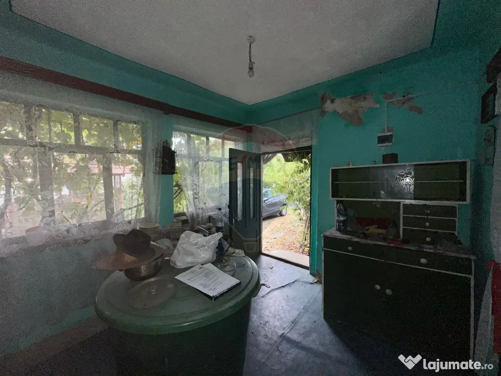 30 arii TEREN INTRAVILAN cu o GOSPODARIE veche 