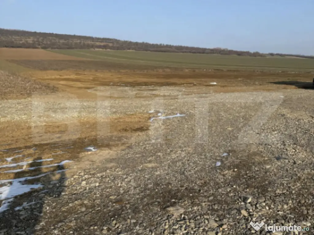 Teren intravilan, 3200 mp la DN 85, la ieșirea din Suceava