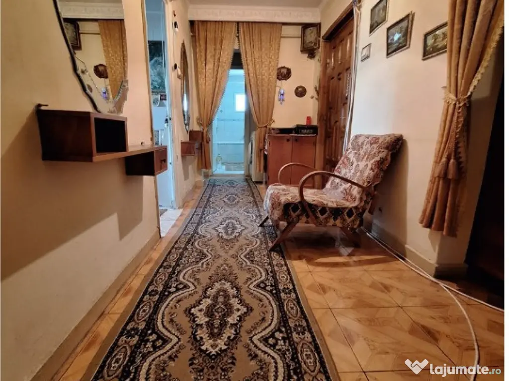 Trei camere! Etaj intermediar! Centrul Bacaului! CE1261