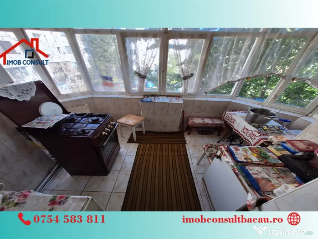 Trei camere! Etaj intermediar! Centrul Bacaului! CE1261