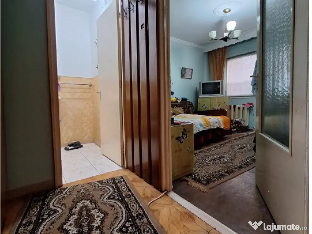 Trei camere! Etaj intermediar! Centrul Bacaului! CE1261