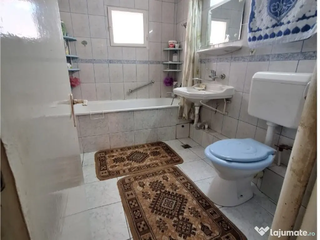 Trei camere! Etaj intermediar! Centrul Bacaului! CE1261