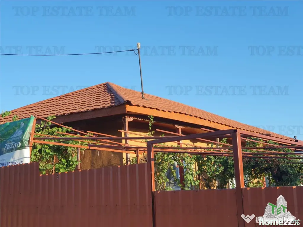 Colt de rai la tara doua case primitoare livada vie si lini