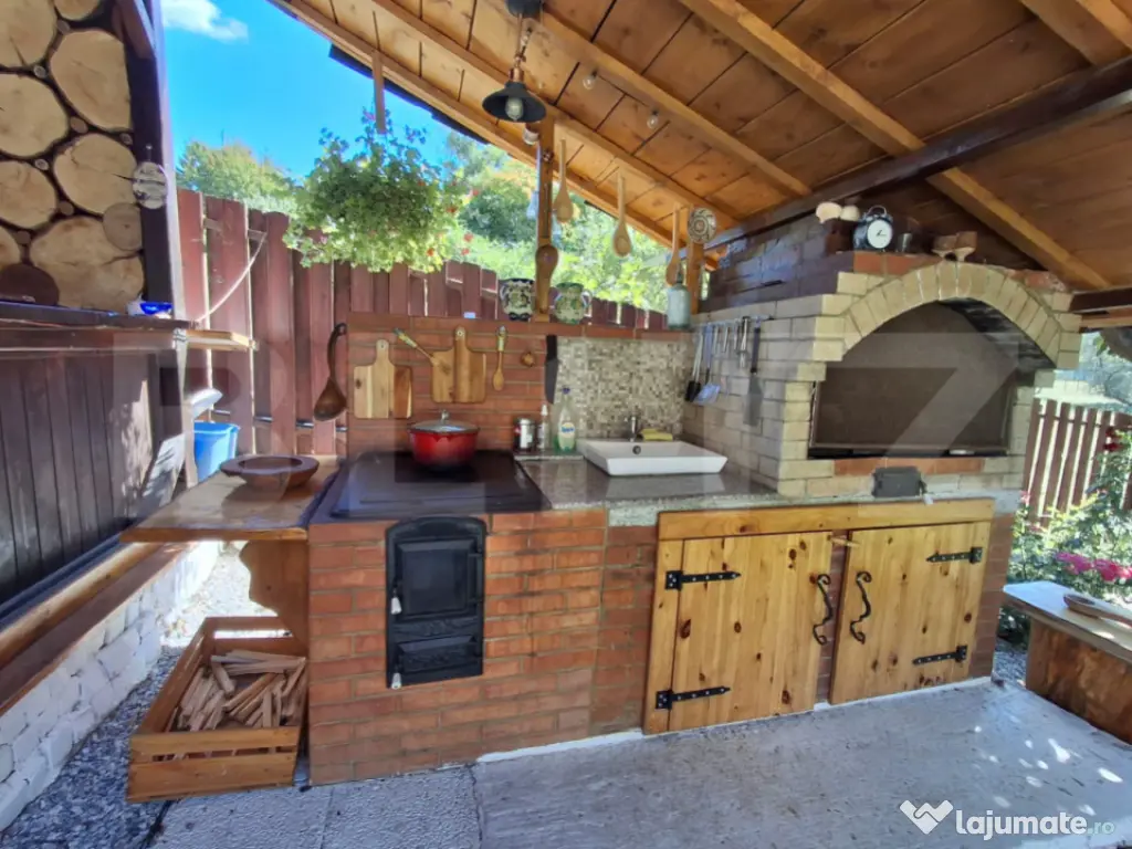 Proprietate elegantă cu teren mare și garaj în Bucium, pe