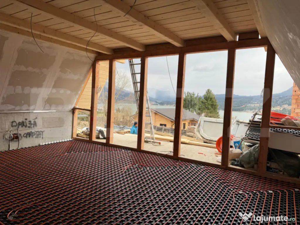 Doua cabane tip A, de vanzare, cu priveliste panoramica spre