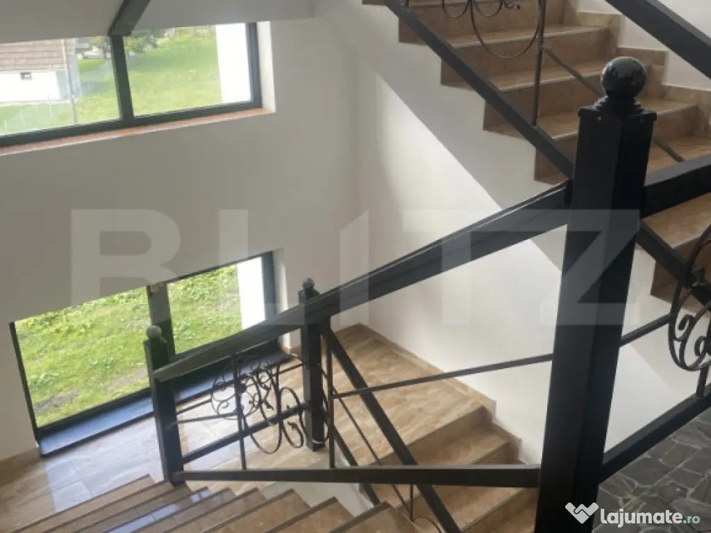 Vânzare vilă tip pensiune într-o zonă superbă din Poian