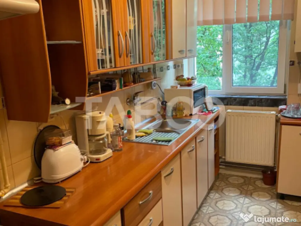 Apartament 3 camere decomandate etaj intermediar in cartier 