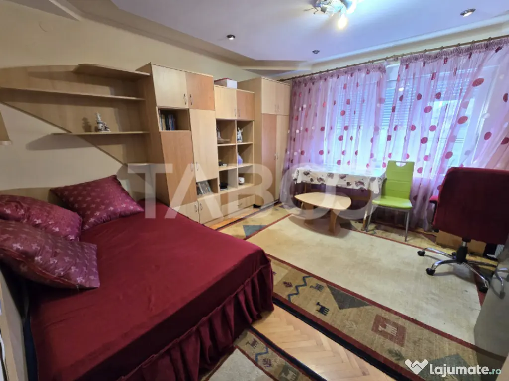 Casa individuala de vanzare 6 camere teren 650 garaj Piata C 