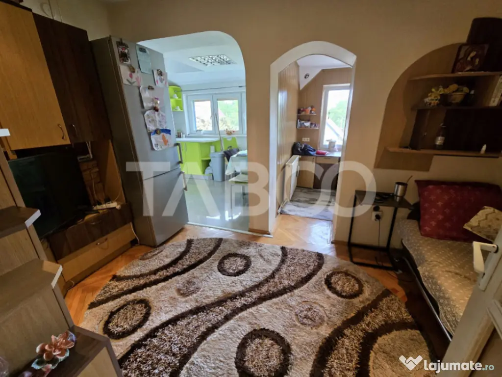 Casa individuala de vanzare 6 camere teren 650 garaj Piata C 