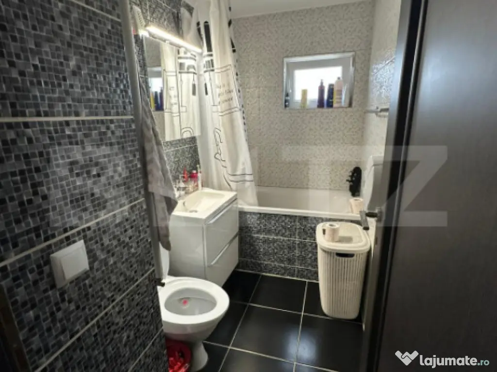 Apartament cu 3 camere, zona Rogerius