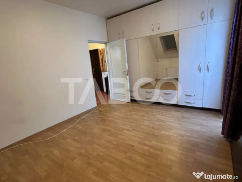 Vanzare apartament cu 2 camere decomandate cu parcare in vil 