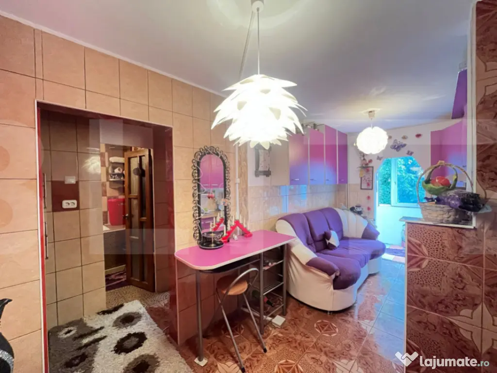 Apartament cu 2 camere, decomandat, complet mobilat si utila