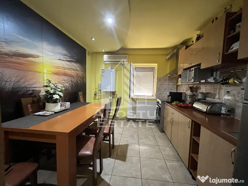 Apartament cu 4 camere, 2 bai, etaj intermediar, zona Soa... 