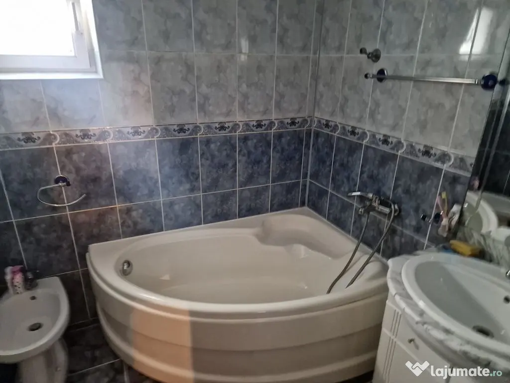 Apartament cu 3 camere de vânzare în zona Stefan cel Mare 