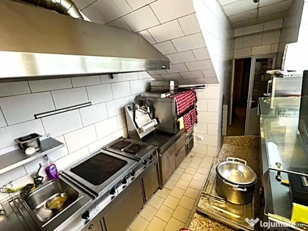 VANZARE CLADIRE CU RESTAURANT UTILAT COMPLET PLUS SPATIU COM