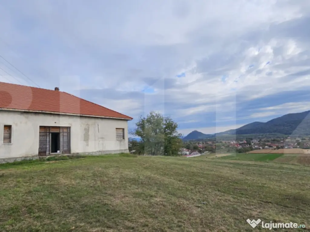 Vila la roșu, 240 mp, teren 93.000 mp - Șoimuș