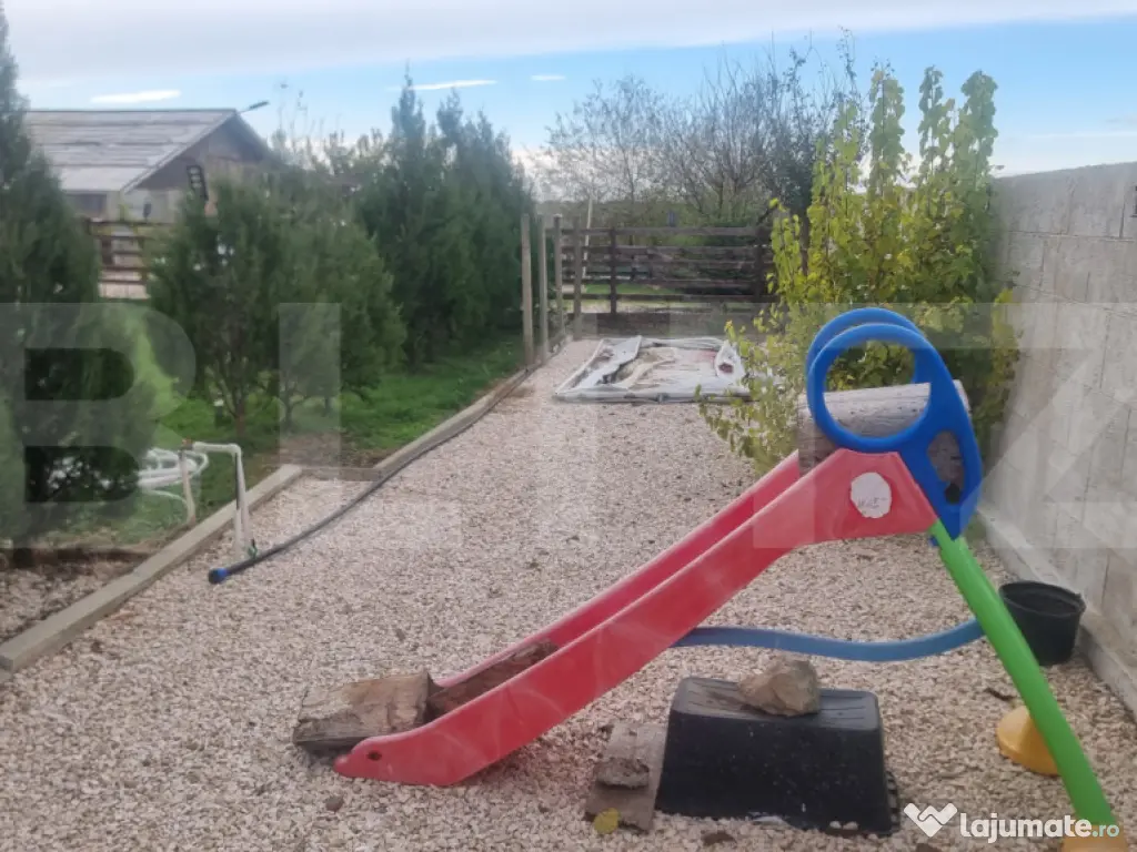 VILA 3 HA teren + 3 foraje apa