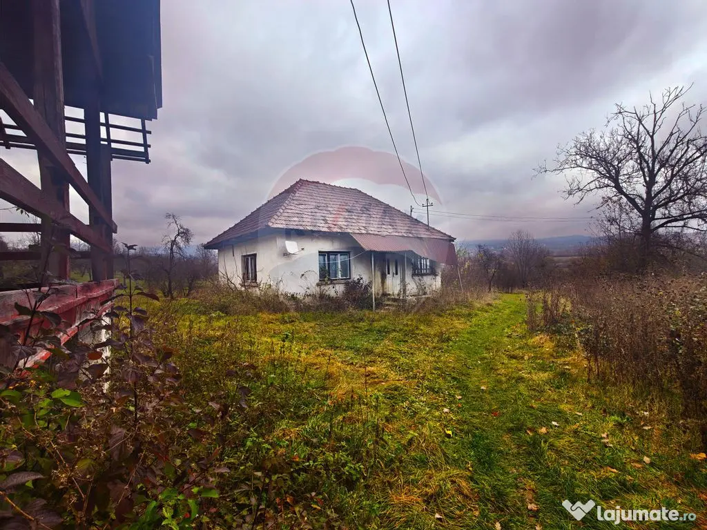 Teren de vânzare Unguraș cu priveliște si anexe 