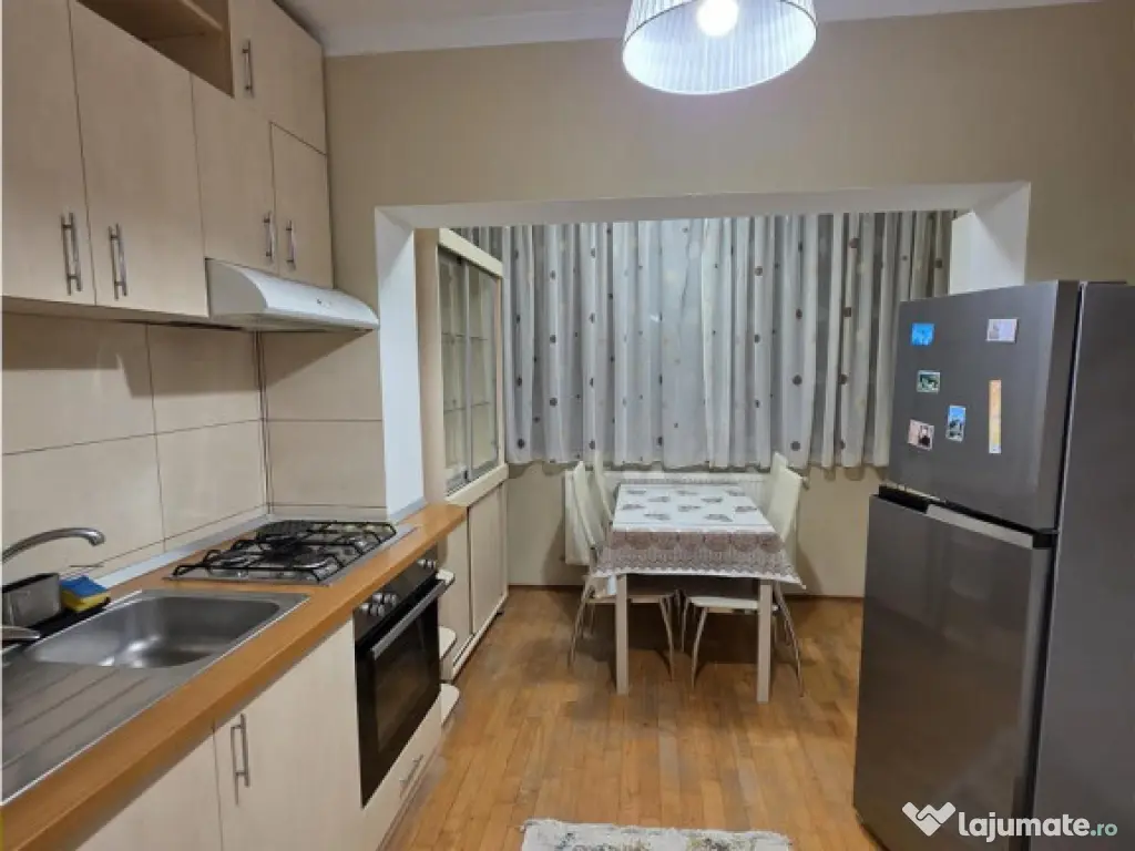 Apartament cu 3 camere 2 balcoane loc parcare in zona Tilisc