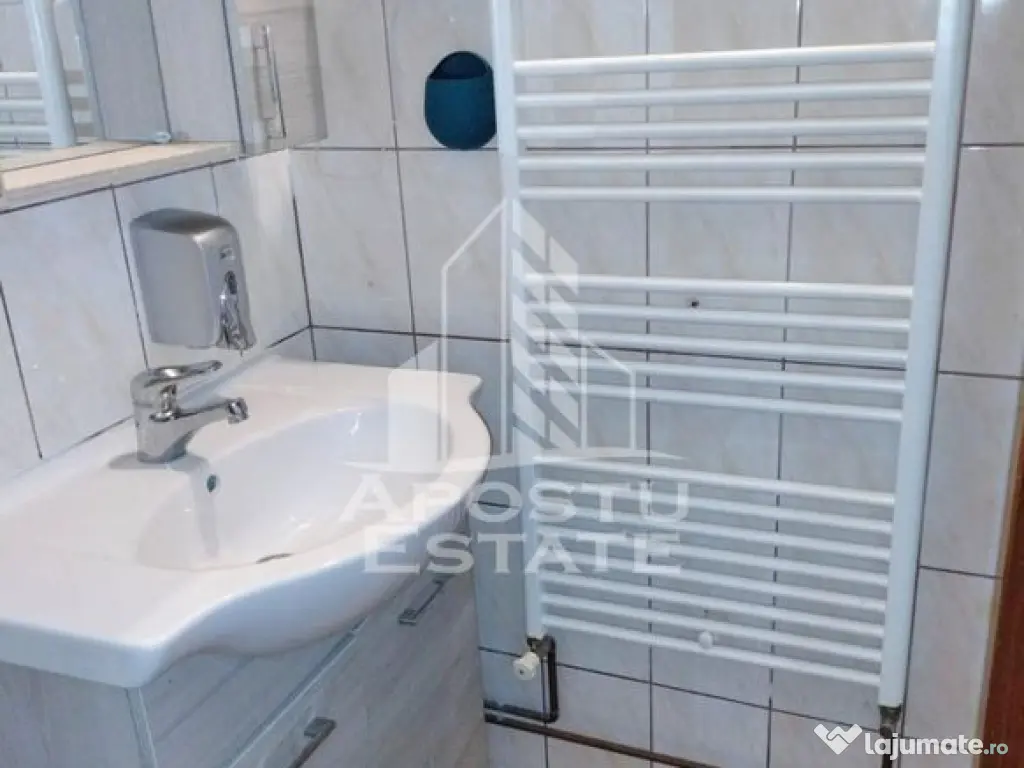 Apartament cu 3 camere, curte comuna, centrala proprie, z... 