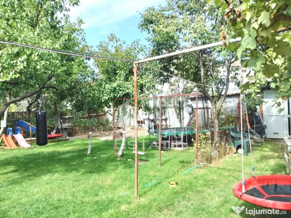 Apartament cu 3 camere, curte comuna, centrala proprie, z... 