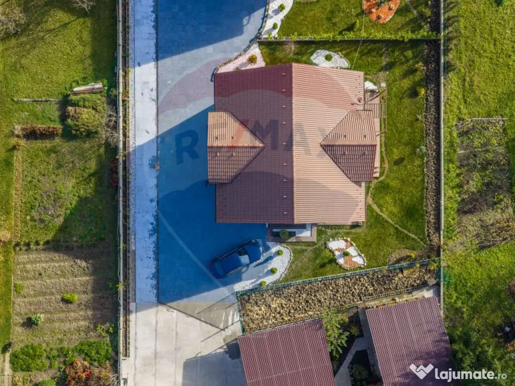 CASE NOI ÎN ARHITECTURĂ ALPINO-MODERNĂ CU ALEE PRIVATA...