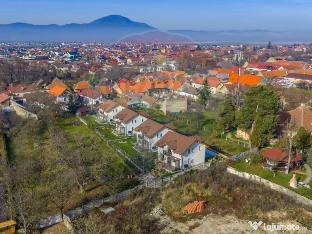 CASE NOI ÎN ARHITECTURĂ ALPINO-MODERNĂ CU ALEE PRIVATA...