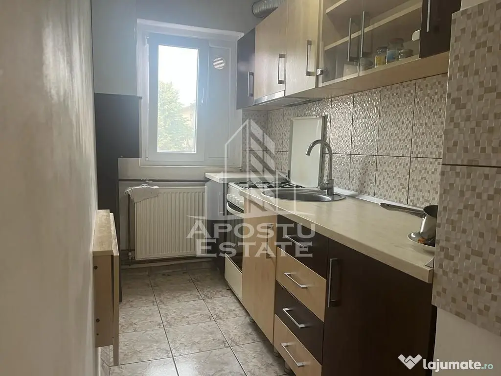 Apartament cu 3 camere de vanzare, centrala proprie, zona... 