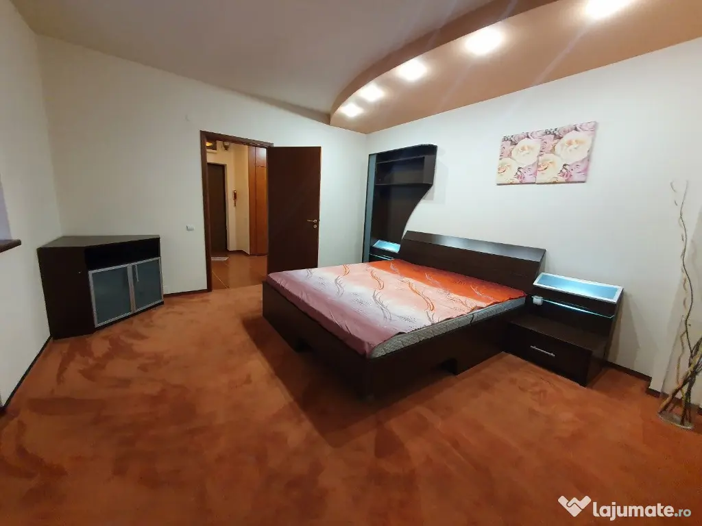 De închiriat – Apartament 3 camere în Universitate, km 0! 