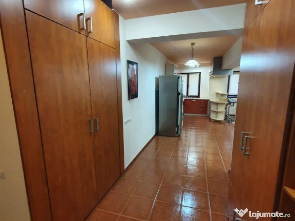 De închiriat – Apartament 3 camere în Universitate, km 0! 