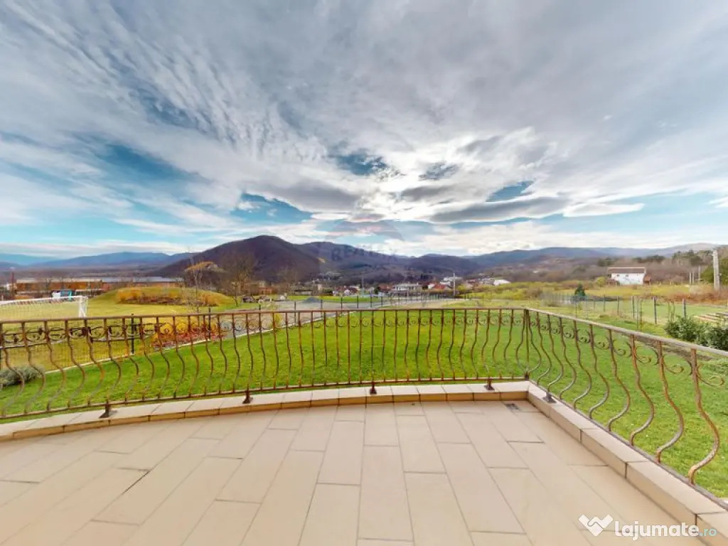 Casă / Vilă de Lux cu 5 camere de vânzare