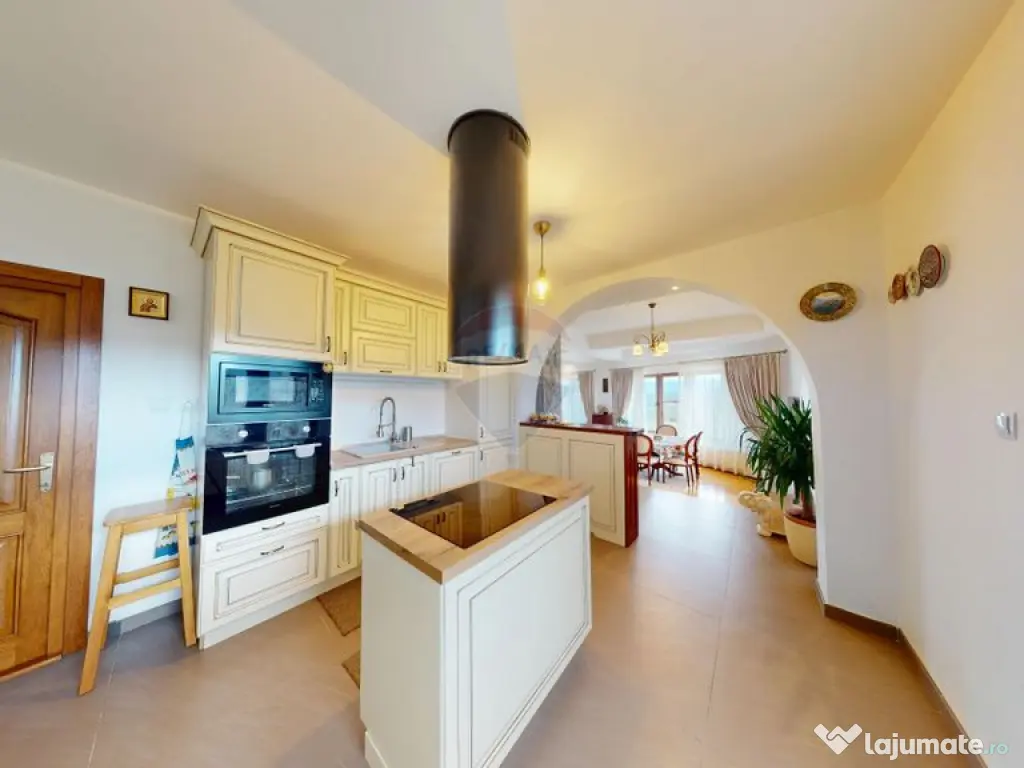 Casă / Vilă de Lux cu 5 camere de vânzare