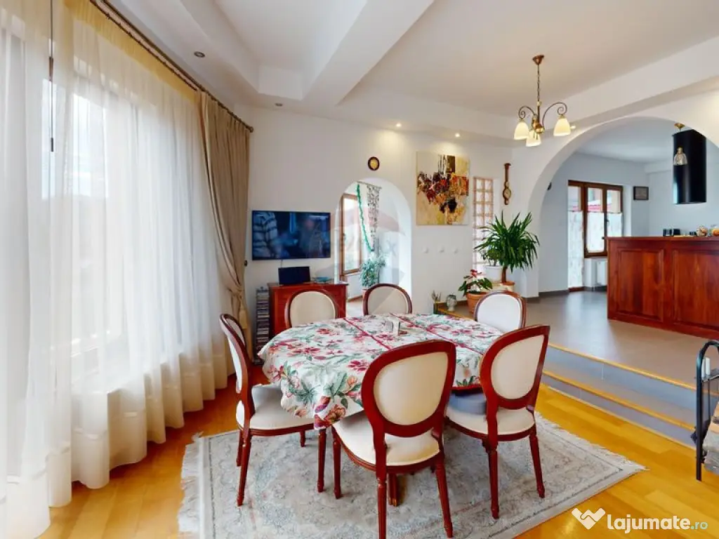 Casă / Vilă de Lux cu 5 camere de vânzare