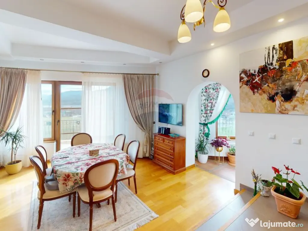 Casă / Vilă de Lux cu 5 camere de vânzare