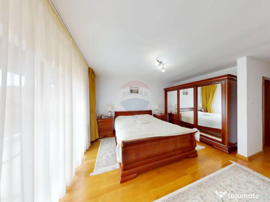 Casă / Vilă de Lux cu 5 camere de vânzare