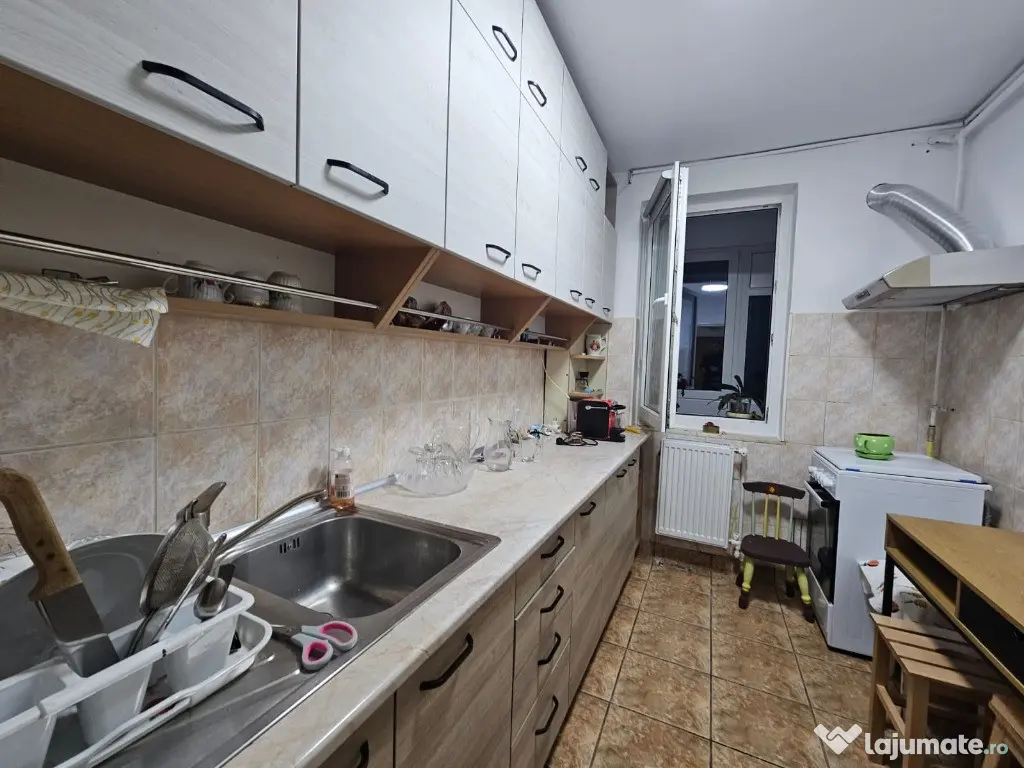 Apartament 3 camere,bloc cu lift,zona Piata Centrala