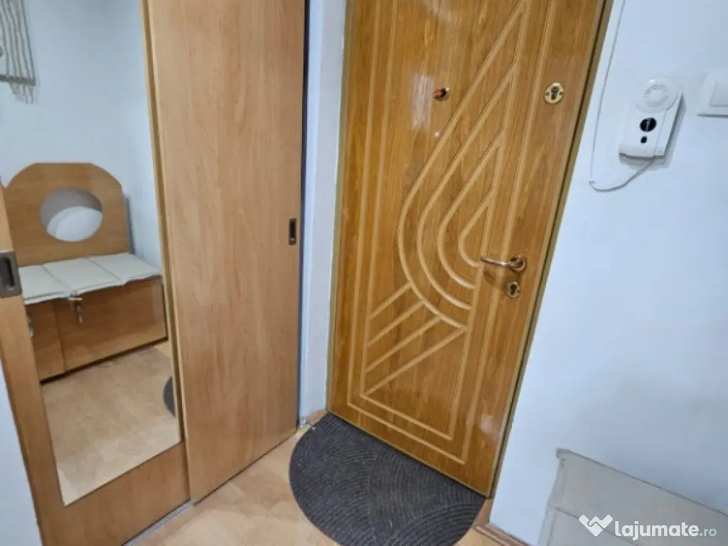 Apartament 3 camere,bloc cu lift,zona Piata Centrala