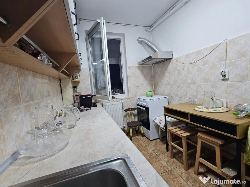 Apartament 3 camere,bloc cu lift,zona Piata Centrala