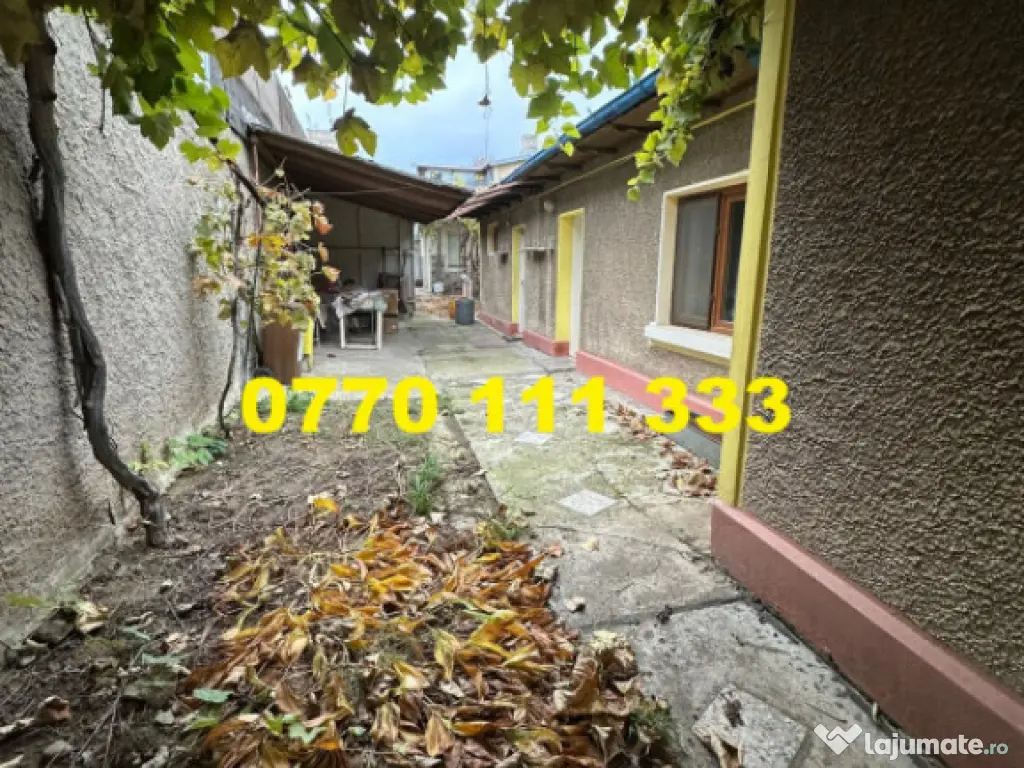 - Teren cu casa demolabila, zona Centrala.