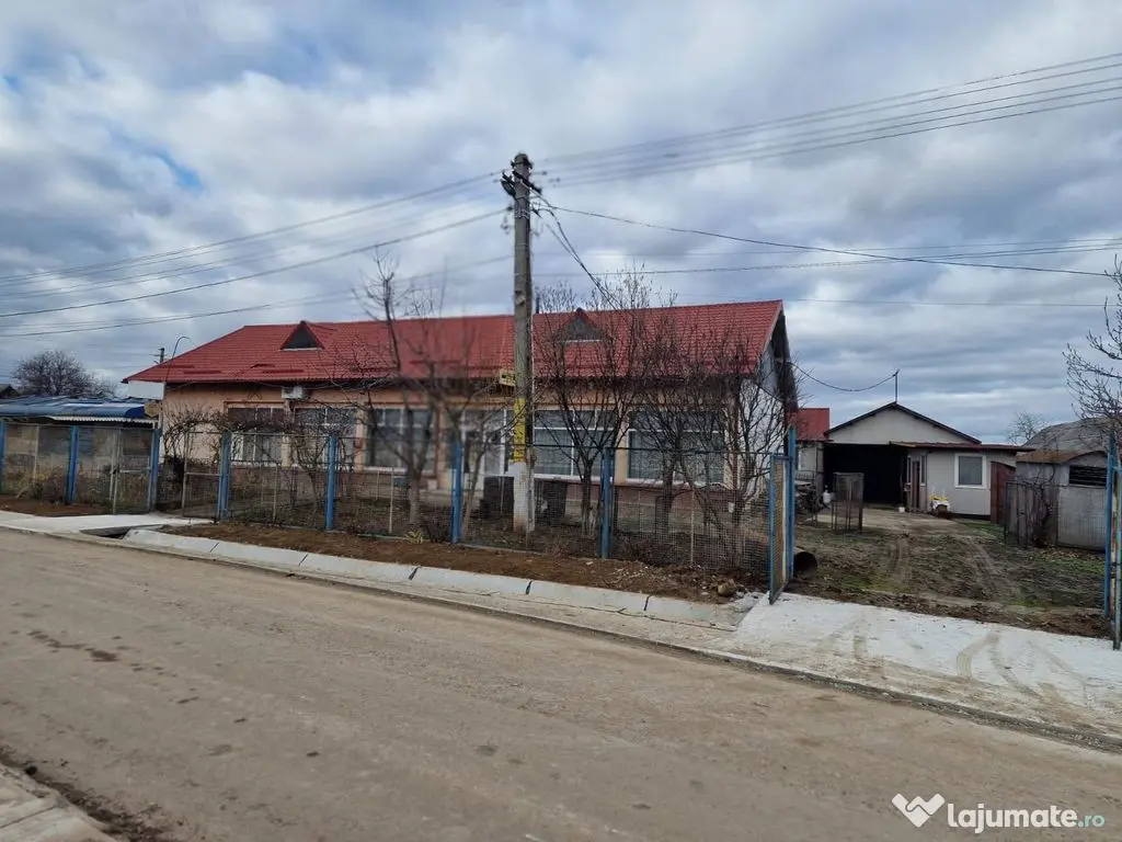 Se oferă spre vânzare / închiriere clădire cu spațiu... 