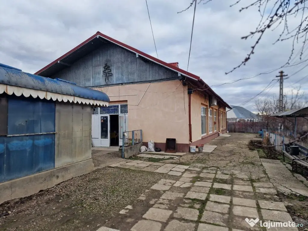 Se oferă spre vânzare / închiriere clădire cu spațiu... 