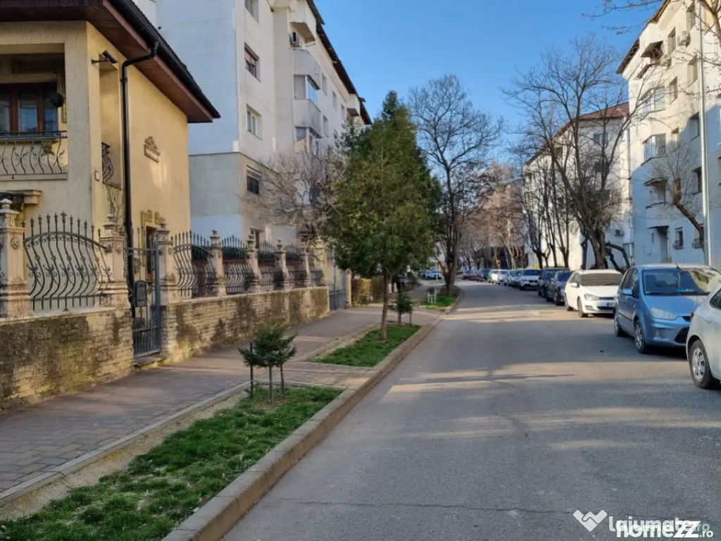 BISTRIȚA LAC- 3 camere decomandate, etaj intermediar, bloc 